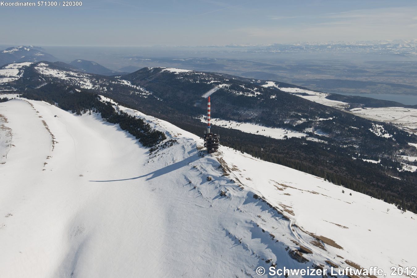 Chasseral - Sendeturm Ende Februar 2012, Blick gegen NE zum Bielersee, ins Schweizerische Mittelland und die Alpen. Gut ausgebildete Kalkrippen des Faltenjura.